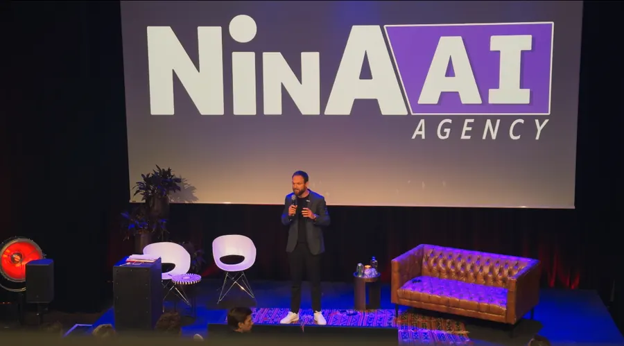 Olaf Lemmens als AI-spreker op het podium voor een volle zaal