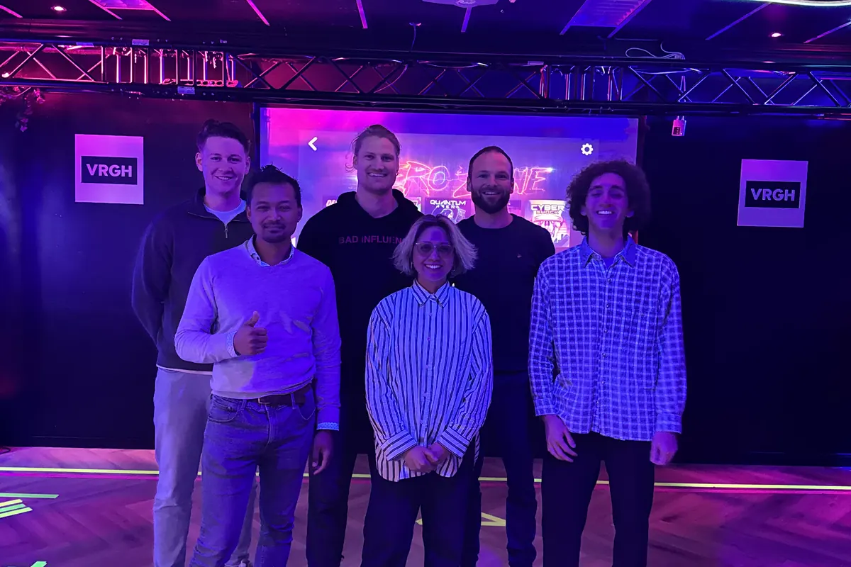 Het NinA-team tijdens een teamuitje in een game-hal