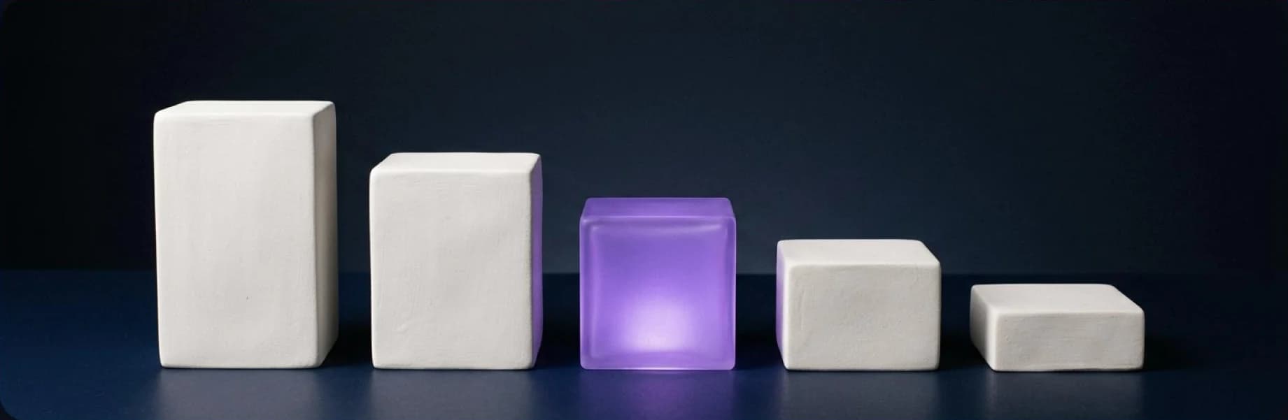 Vijf witte blokken die aflopen in grootte, het middelste licht violet op